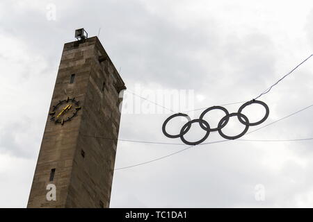 Symbole des anneaux olympiques qui pèsent sur stade olympique de 1936 à Berlin, Allemagne, le fond de ciel nuages spectaculaires Banque D'Images