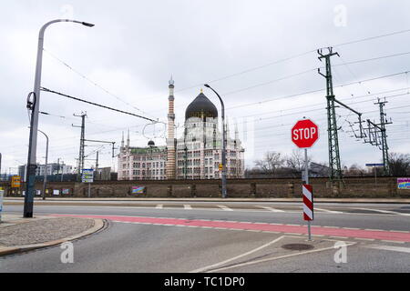 Dresde, Allemagne - 2 avril 2018 : l'ancien bâtiment de l'usine de cigarettes Yenidze construit entre 1907 et 1909 par l'architecte Martin Hammitzsch le 2 avril, 2018 Banque D'Images