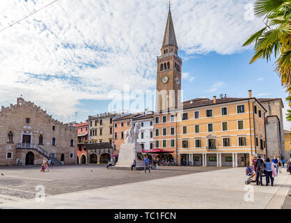 Portogruaro, Vénétie Italie - le 22 mai 2019 : Architecture de Portogruaro avec Dome Saint Andrea, l'hôtel de ville et le monument de la PREMIÈRE GUERRE MONDIALE sur la Piazza della Repubblica Banque D'Images