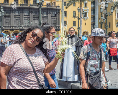 Lima, Pérou - Mars 29, 2018 : la femme péruvienne avec un Palm de Pâques sur la rue de Lima avant Pâques. Bon vendredi. Plaza de Armas, Pérou, Afrique du Banque D'Images