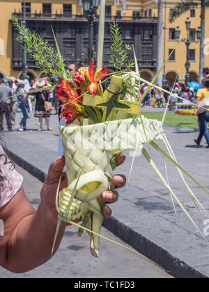 Lima, Pérou - Mars 29, 2018 : la femme péruvienne avec un Easter palmon la rue de Lima avant Pâques. Bon vendredi. Plaza de Armas, Pérou, Afrique du Sud Banque D'Images