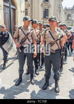 LIma, Pérou - Mars 29, 2018 : la police anti-émeute dans les rues de Lima. Policia. L'Amérique du Sud. Banque D'Images