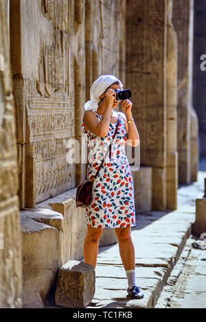 Egypte : un touriste en prenant des photos dans un temple sur le Nil. Photo : © Simon Grosset. Archive : image numérisé à partir d'un original de la transparence. Banque D'Images