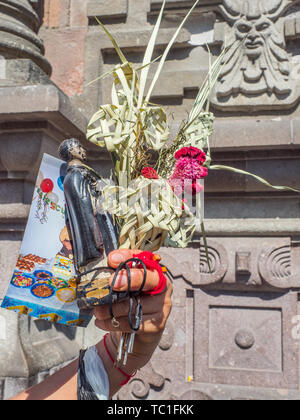 Lima, Pérou - Mars 29, 2018 : femme péruvienne montrant un palm de Pâques sur la rue de Lima avant Pâques. Bon vendredi. Plaza de Armas, Pérou, de sorte Banque D'Images