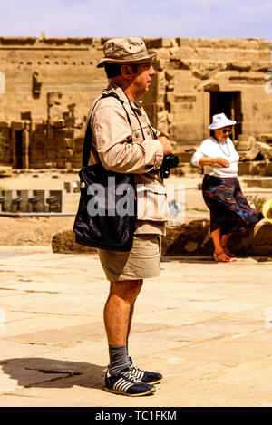 Egypte : un touriste en prenant des photos dans un temple sur le Nil. Photo : © Simon Grosset. Archive : image numérisé à partir d'un original de la transparence. Banque D'Images