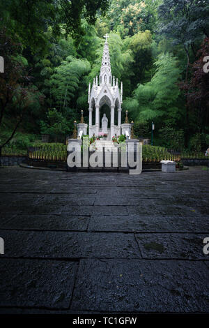 La statue de la Vierge de l'Église. Banque D'Images