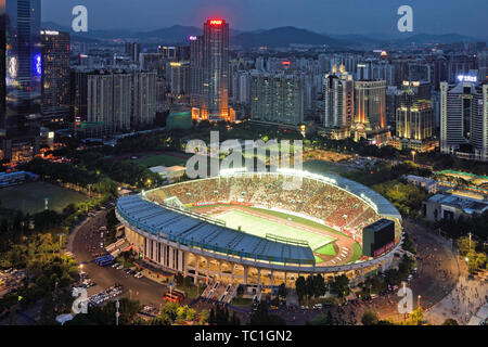 Vue nocturne de la concurrence au stade Evergrande Centre sportif de Tianhe, Guangzhou Banque D'Images