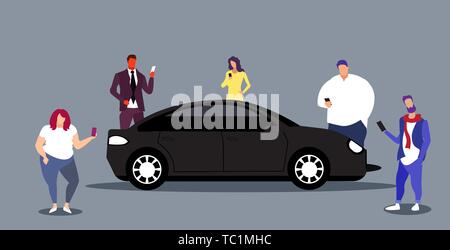 Les personnes qui utilisent le service de transport en commun voiture smartphones hommes femmes concept taxi en ligne de commande application mobile horizontale croquis Illustration de Vecteur