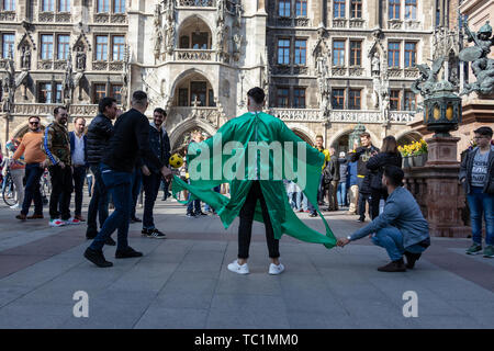 STACHUS, Muenchen, le 6 avril 2019 : bvb fans tirent une balle sur un homme avec un but de soccer shirt Banque D'Images