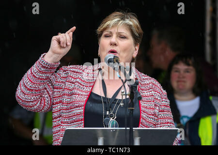 Emily Thornberry, Shadow Secrétaire d'État aux Affaires étrangères et du Commonwealth prend la parole lors du rassemblement anti-Trump à la place du Parlement que le président américain Donald Trump et la Première Dame Melania Trump rencontrez le Premier ministre britannique Theresa May et son mari, Philip ne peut en aucun10 Downing Street sur le deuxième jour de la visite d'Etat au Royaume-Uni. Banque D'Images