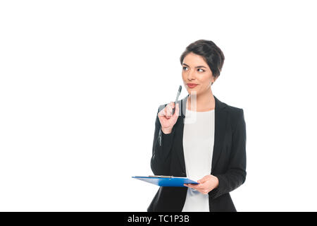 Dreamy mixed race businesswoman holding pen et presse-papiers et à l'écart isolated on white Banque D'Images
