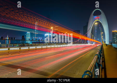 Vue de nuit sur le pont Xunde à Guangzhou Banque D'Images