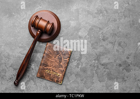 Judge's gavel et passeport sur table. Concept du droit de l'Immigration Banque D'Images