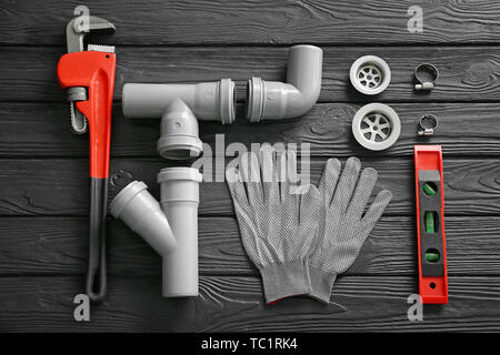 Ensemble d'outils de plombier sur fond de bois Banque D'Images
