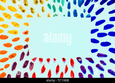 Coups de trame colorés arc-en-ciel aquarelle gouttes place pour texte, copiez l'espace sur fond bleu. Banque D'Images