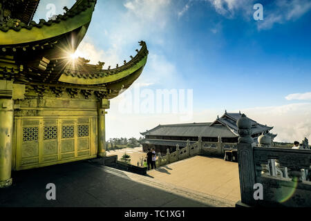 Golden Temple Emei (Emei Temple Doré brille dans la lumière du matin !) Banque D'Images