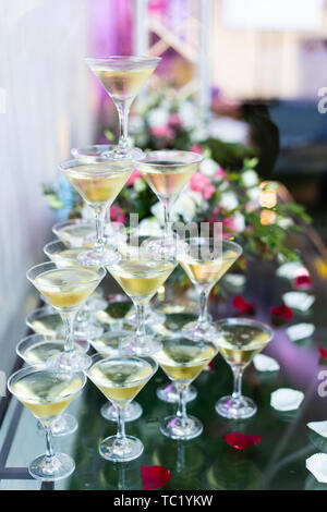 Verres de Champagne debout dans une tour à la partie. Focus sélectif. Banque D'Images