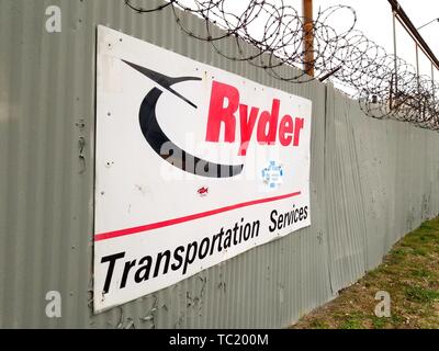 Signer avec le logo sur des barbelés pour Ryder installation de transport, Long Island City, Queens, New York, mars 29, 2019. () Banque D'Images