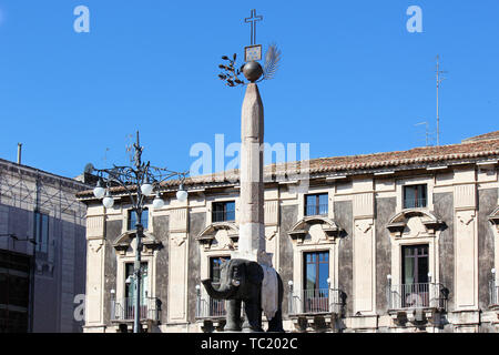 Célèbre éléphant statue à Catane, Sicile, Italie. L'éléphant de Catane, connu comme Liotru est célèbre symbole de la ville sicilienne. L'éléphant dans la Piazza Duomo est sculpté en pierre volcanique au cours de l'ère Romaine Banque D'Images