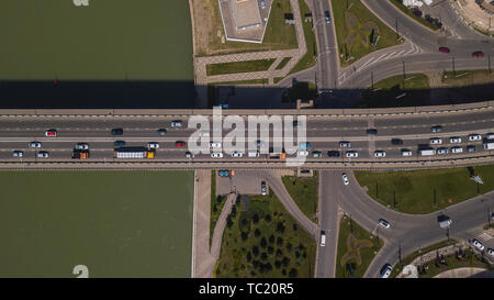 Vue du haut vers le bas de la ville urbain embouteillage sur le pont de voiture Banque D'Images