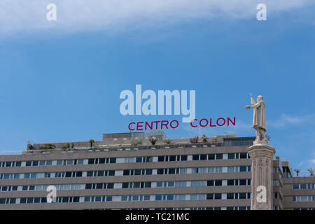 Madrid, Espagne - 21 mai 2019 : statue de Colomb en face du Centro Colon à Madrid Banque D'Images