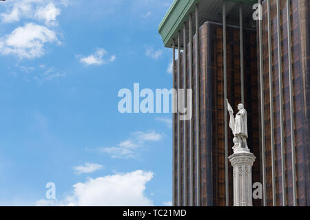 Statue de Colon en avant des tours du Colon à Madrid Banque D'Images