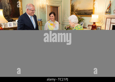 La reine Elizabeth II rencontre le Premier Ministre australien, Scott Morrison au cours d'une audience privée au palais de Buckingham, à Londres. Banque D'Images