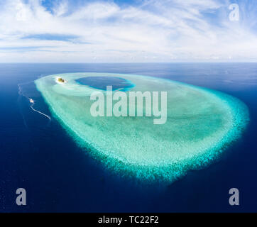 Antenne : atoll tropical Vue de dessus, l'eau turquoise blue lagoon coral reef, Parc National Marin de Wakatobi, Indonésie - Notion de destinations de voyage Banque D'Images