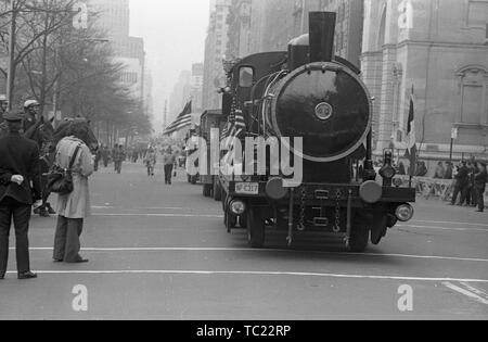 Ride militaires dans un ancien moteur de train et d'autres véhicules, sur l'image, participer à la guerre du Vietnam Accueil connexes avec honneur Parade, New York City, New York, mars 1973. () Banque D'Images