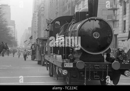 Ride militaires dans un ancien moteur de train et d'autres véhicules, sur l'image, participer à la guerre du Vietnam Accueil connexes avec honneur Parade, New York City, New York, mars 31, 1973. () Banque D'Images