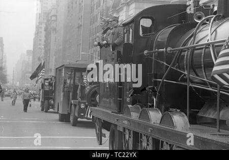 Ride militaires dans un ancien moteur de train et d'autres véhicules, sur l'image, participer à la guerre du Vietnam Accueil connexes avec honneur Parade, New York City, New York, mars 31, 1973. () Banque D'Images