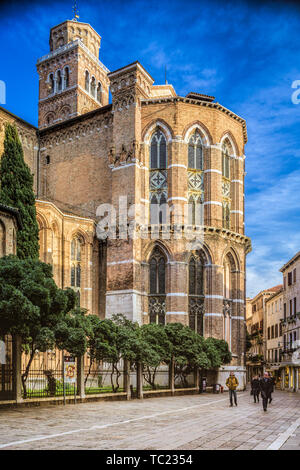 Basilica di Santa Maria Gloriosa dei Frari, Venise, Italie, vue arrière. Banque D'Images