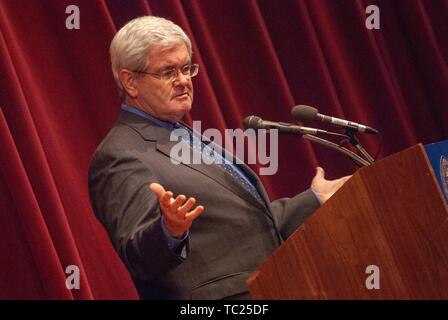 Homme politique d'angle Newt Gingrich, parlant d'un podium lors d'un symposium, Milton Eisenhower S Homewood Campus de l'Université Johns Hopkins, Baltimore, Maryland, le 18 octobre 2006. À partir de la collection photographique de Homewood. () Banque D'Images