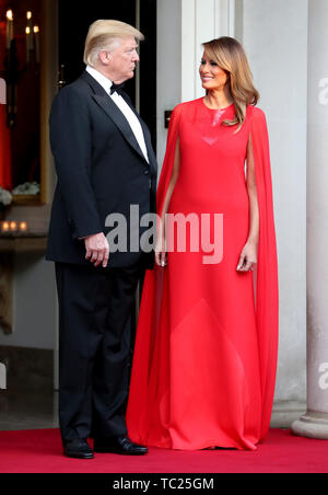 Londres, ANGLETERRE - 04 juin : le Président Donald Trump et la Première Dame Melania Trump posent devant un dîner à Winfield House pour le Prince Charles, prince de Galles et de Camilla, Duchesse de Cornouailles, au cours de leur visite d'État le 4 juin 2019 à Londres, en Angleterre. Le président de l'atout de l'état de trois jours visite a débuté avec le déjeuner avec la reine, suivi d'un Banquet d'État au palais de Buckingham, tandis qu'aujourd'hui, il a assisté à des réunions d'affaires avec le premier ministre et le duc de York, avant de se rendre à Portsmouth pour marquer le 75e anniversaire du débarquement. (Photo de Chris Jackson - Pool WPA/Getty Images) Banque D'Images