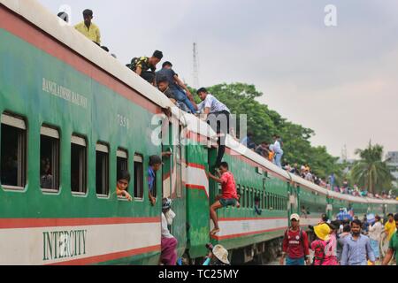 Peuple bangladais cram sur un train alors qu'ils se déplacent à la maison pour répondre à leurs familles avant la fête musulmane de l'Aïd al-Fitr, à Dhaka. Les musulmans du monde entier se préparent à célébrer l'Aïd al-Fitr, qui marque la fin du Ramadan. Banque D'Images