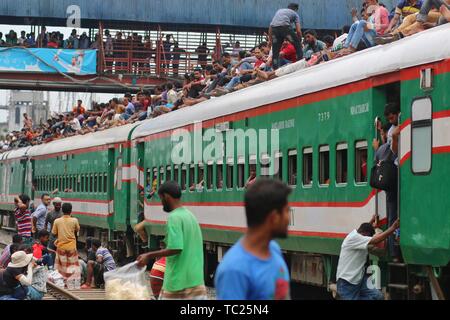 Peuple bangladais cram sur un train alors qu'ils se déplacent à la maison pour répondre à leurs familles avant la fête musulmane de l'Aïd al-Fitr, à Dhaka. Les musulmans du monde entier se préparent à célébrer l'Aïd al-Fitr, qui marque la fin du Ramadan. Banque D'Images