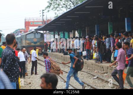 Peuple bangladais cram sur un train alors qu'ils se déplacent à la maison pour répondre à leurs familles avant la fête musulmane de l'Aïd al-Fitr, à Dhaka. Les musulmans du monde entier se préparent à célébrer l'Aïd al-Fitr, qui marque la fin du Ramadan. Banque D'Images