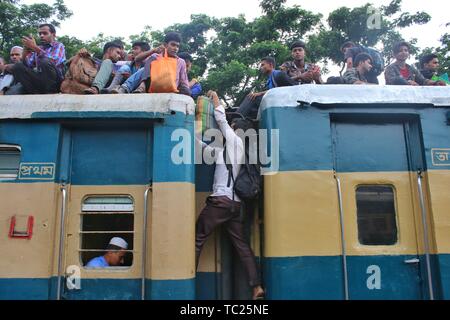 Peuple bangladais cram sur un train alors qu'ils se déplacent à la maison pour répondre à leurs familles avant la fête musulmane de l'Aïd al-Fitr, à Dhaka. Les musulmans du monde entier se préparent à célébrer l'Aïd al-Fitr, qui marque la fin du Ramadan. Banque D'Images