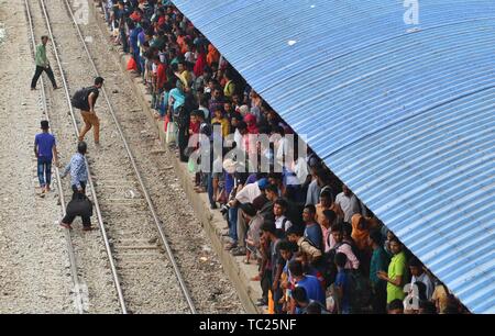 Peuple bangladais cram sur un train alors qu'ils se déplacent à la maison pour répondre à leurs familles avant la fête musulmane de l'Aïd al-Fitr, à Dhaka. Les musulmans du monde entier se préparent à célébrer l'Aïd al-Fitr, qui marque la fin du Ramadan. Banque D'Images