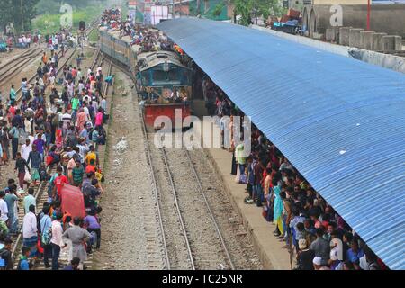 Peuple bangladais cram sur un train alors qu'ils se déplacent à la maison pour répondre à leurs familles avant la fête musulmane de l'Aïd al-Fitr, à Dhaka. Les musulmans du monde entier se préparent à célébrer l'Aïd al-Fitr, qui marque la fin du Ramadan. Banque D'Images