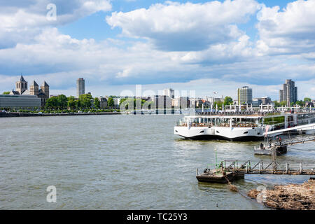 COLOGNE, ALLEMAGNE - le 12 mai : bateau sur le Rhin à Cologne, Allemagne, le 12 mai 2019. Banque D'Images