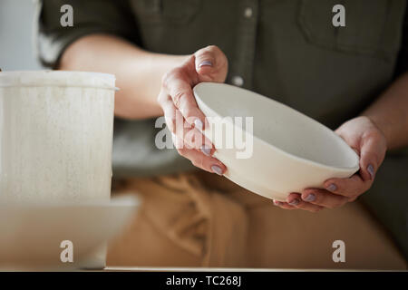 Mid section libre d'artisan femelle holding beau bol en céramique dans les mains, copy space Banque D'Images