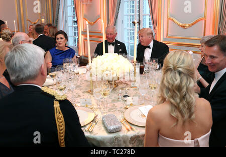 Le président américain, Donald Trump et le Prince de Galles s'adressant à la Maison Blanche Sarah Sanders à la retourner dîner à Winfield House, la résidence de l'Ambassadeur des États-Unis d'Amérique pour le Royaume-Uni, dans Regent's Park, Londres, dans le cadre de sa visite d'état du Royaume-Uni. Banque D'Images