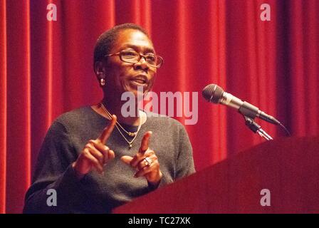 Low angle shot de l'activiste et femme d'Afeni Shakur (1947 - 2016), parlant d'un podium lors d'un symposium, Milton Eisenhower S Homewood Campus de l'Université Johns Hopkins, Baltimore, Maryland, le 26 octobre 2006. À partir de la collection photographique de Homewood. () Banque D'Images