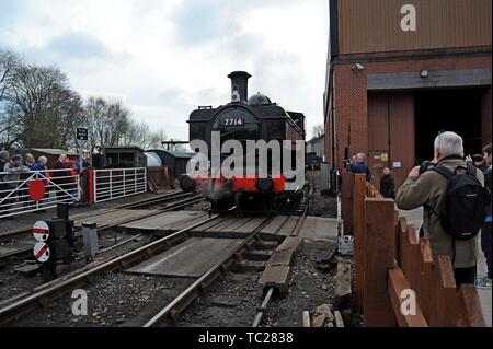 Amateurs de chemin de fer Great Western Railway ex photographier le réservoir no 7714 pannier à Bridgnorth station sur la Severn Valley Railway Banque D'Images