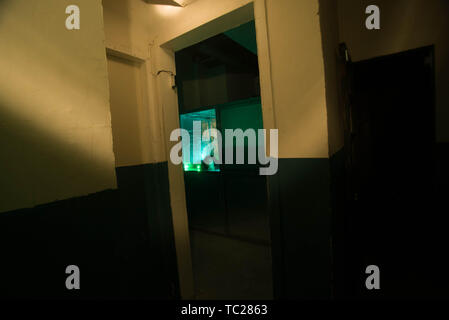 Maison hantée d'horreur sur le thème de l'hôpital, pièce secrète s'échapper. Banque D'Images