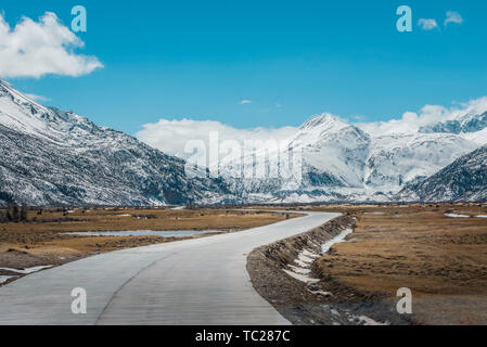 Bajuku Laigu Village Autoroute, Changdu, Tibet Banque D'Images