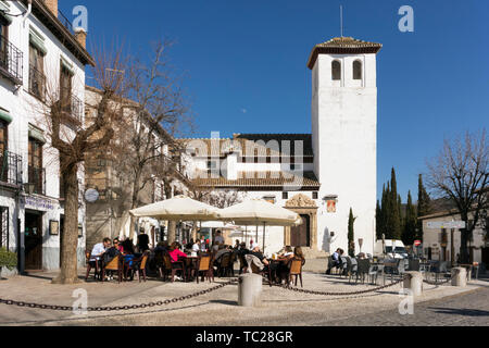 Église de San Miguel Bajo, à la place du même nom dans l'Albaicin, Grenade, Province de Grenade, Andalousie, Espagne du sud. L'Alhambra, Genres Banque D'Images