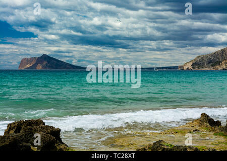 Les gratte-ciel de la ville de Benidorm à partir de la plage Cantal Roig, Calpe, Alicante, Espagne. Banque D'Images