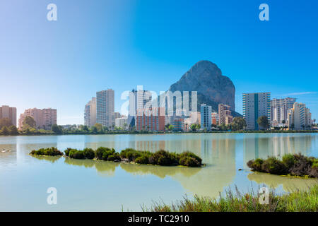 Le peñón de Ifach, Calpe, Alicante, Espagne, à côté de l'habitation. Leur reflet dans l'eau de la saline Banque D'Images